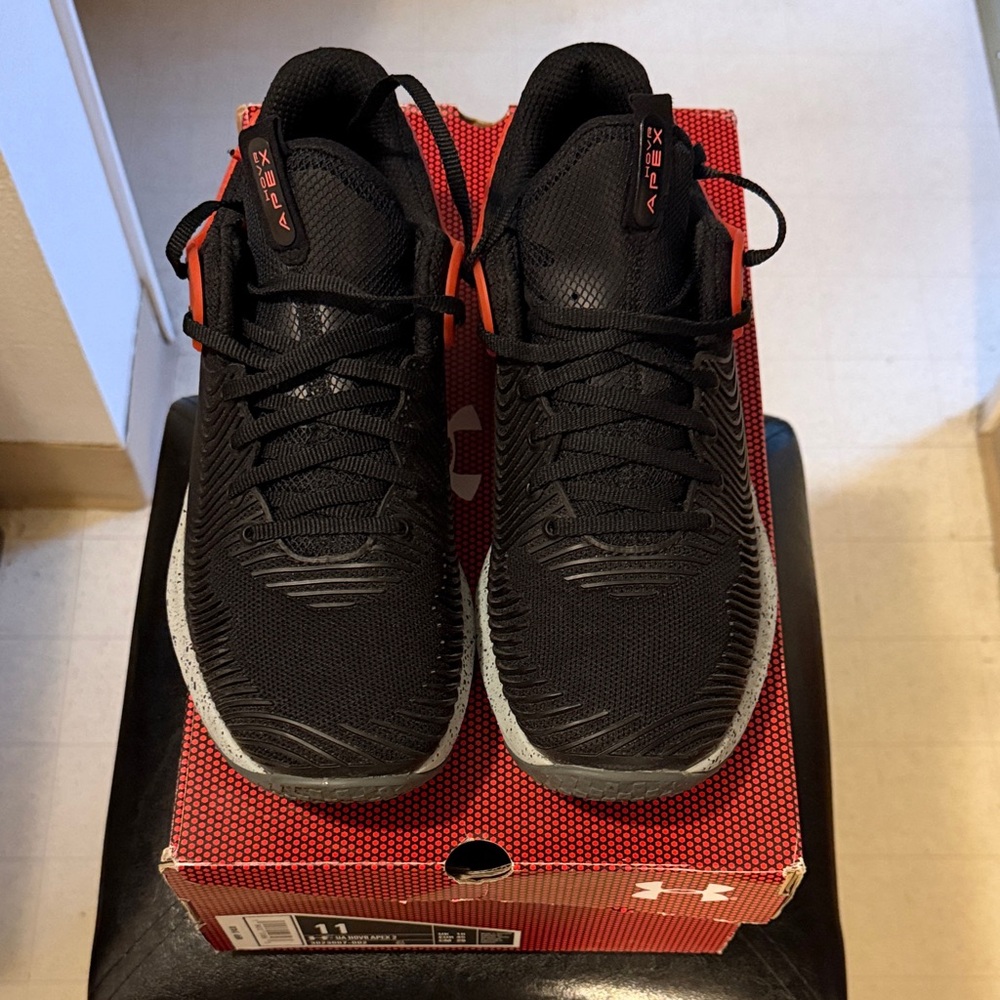 UA Hovr Apex 2 Shoes